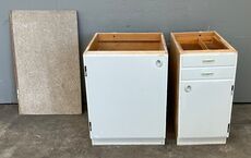 Lille malet 60'er køkken med terrazzoplade.