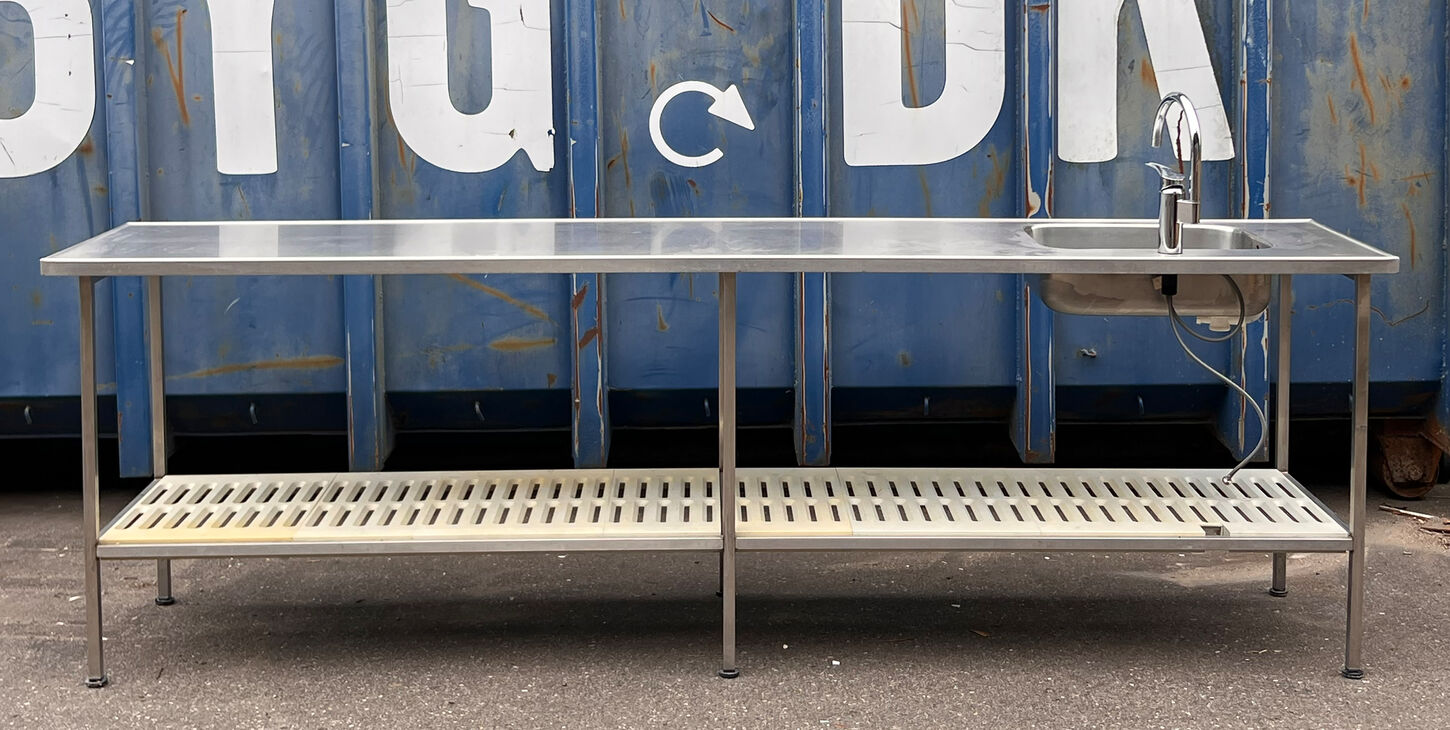 Stålbord med vask - 290 cm