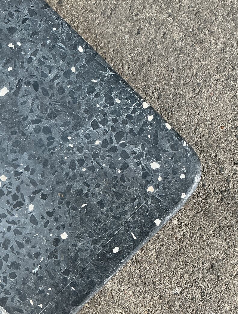 Sort terrazzo vinduesplade