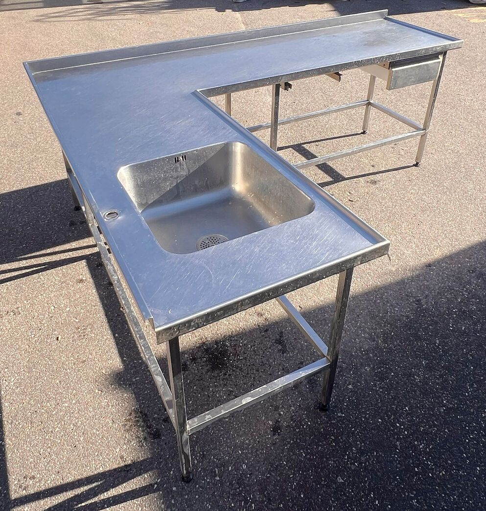 Hjørne-stålbord med vask
