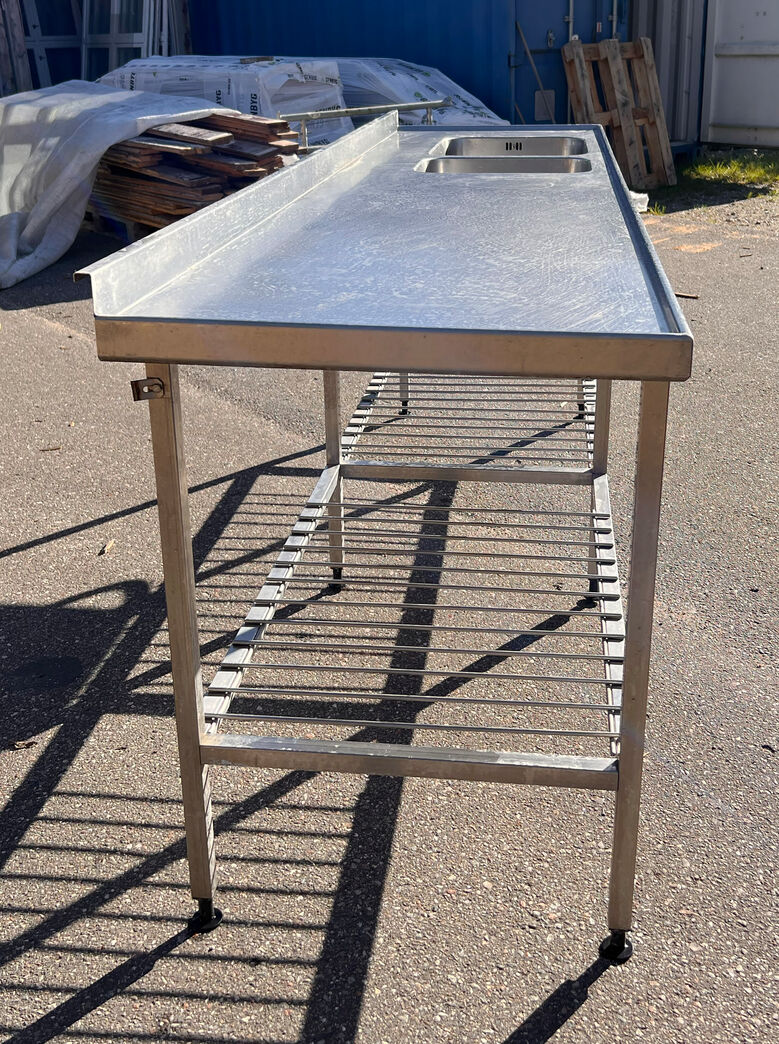 Stålbord med vask - 250 cm