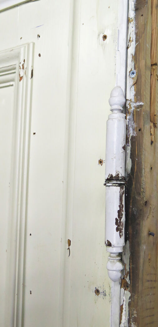 Fyldningsdør med karm (med skade)