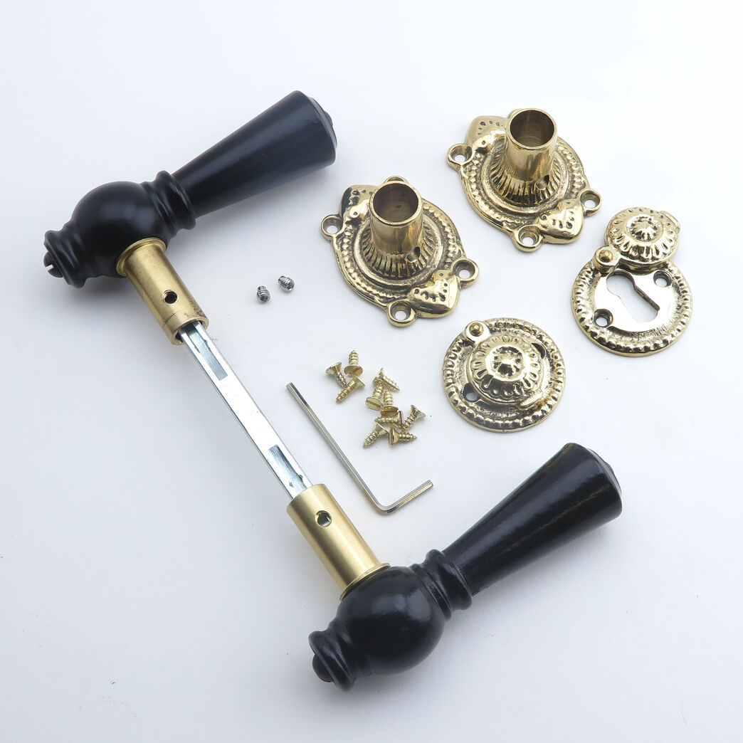 Trægreb til gammel dør - knebelgreb i sortlakeret bøg