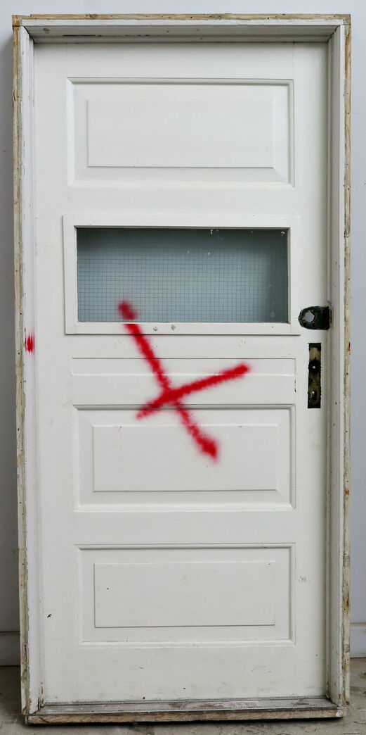 Skoledør med fyldninger og glas.