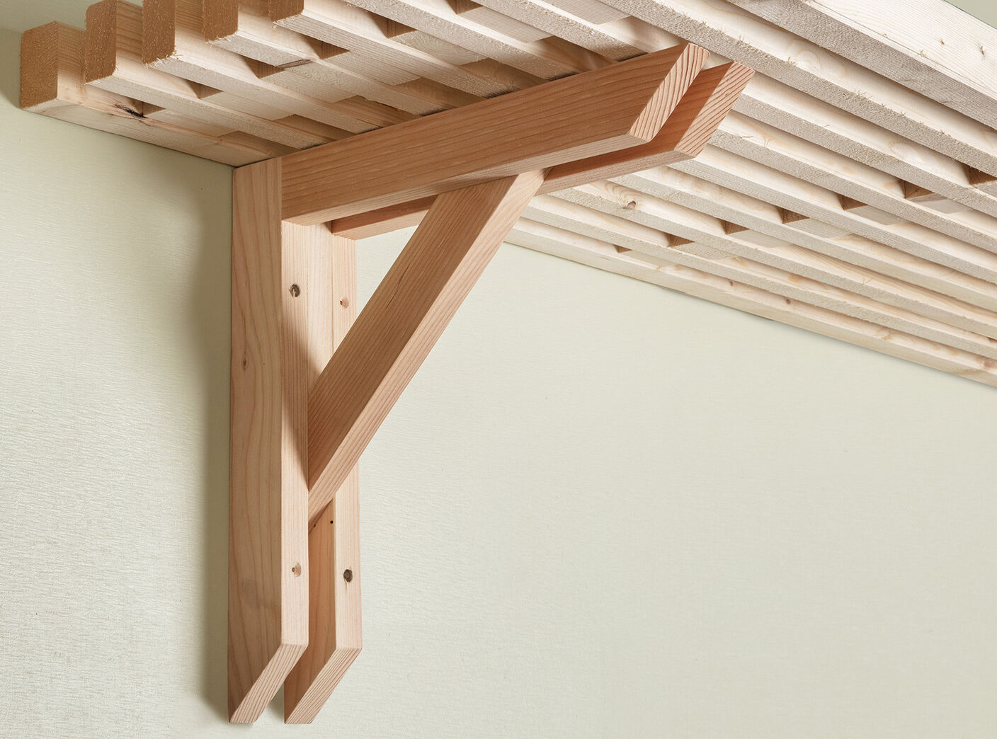 Stor hyldeknægt til væghængt bænk - lavet af restparti fra Dinesen