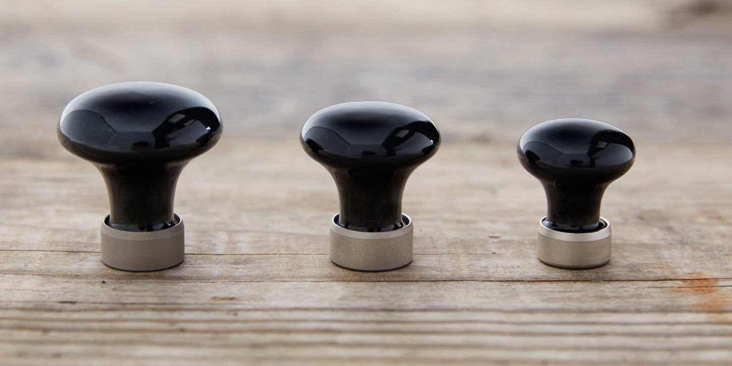 30 mm - Sort porcelænsknop med mat nikkelfod