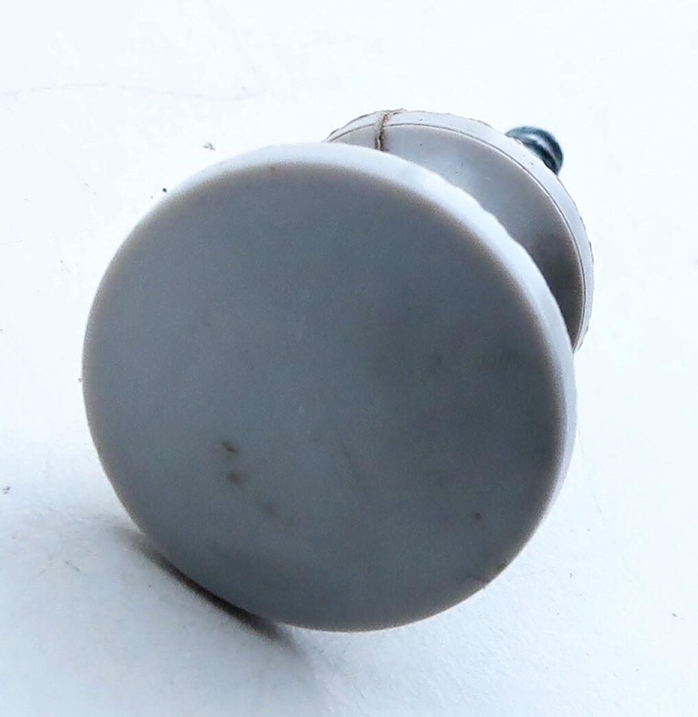 Knop i lys grå kunststof - ø:20 mm.