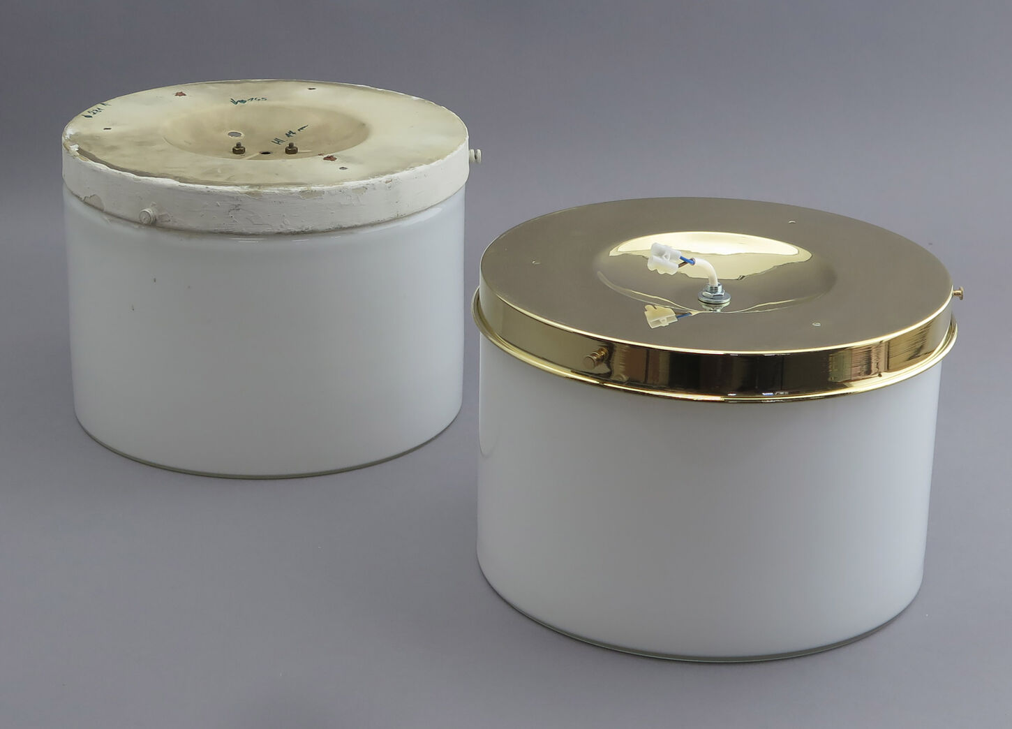 Loftlampe med hvidt opalglas og ophæng i messing