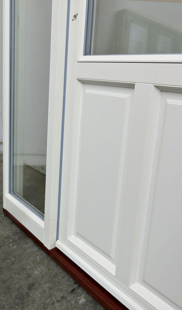 Yderdør med sideparti og buet top vindue