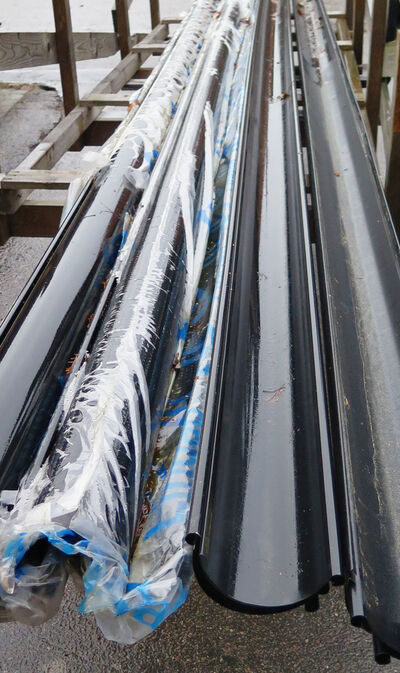 Tagrende i sort malet stål á 6 meter