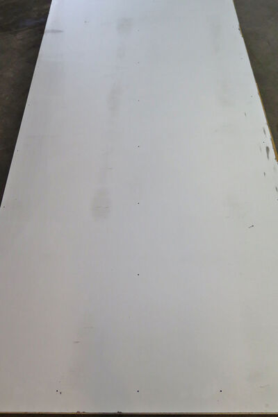 Hvid melamin spånplade med huller