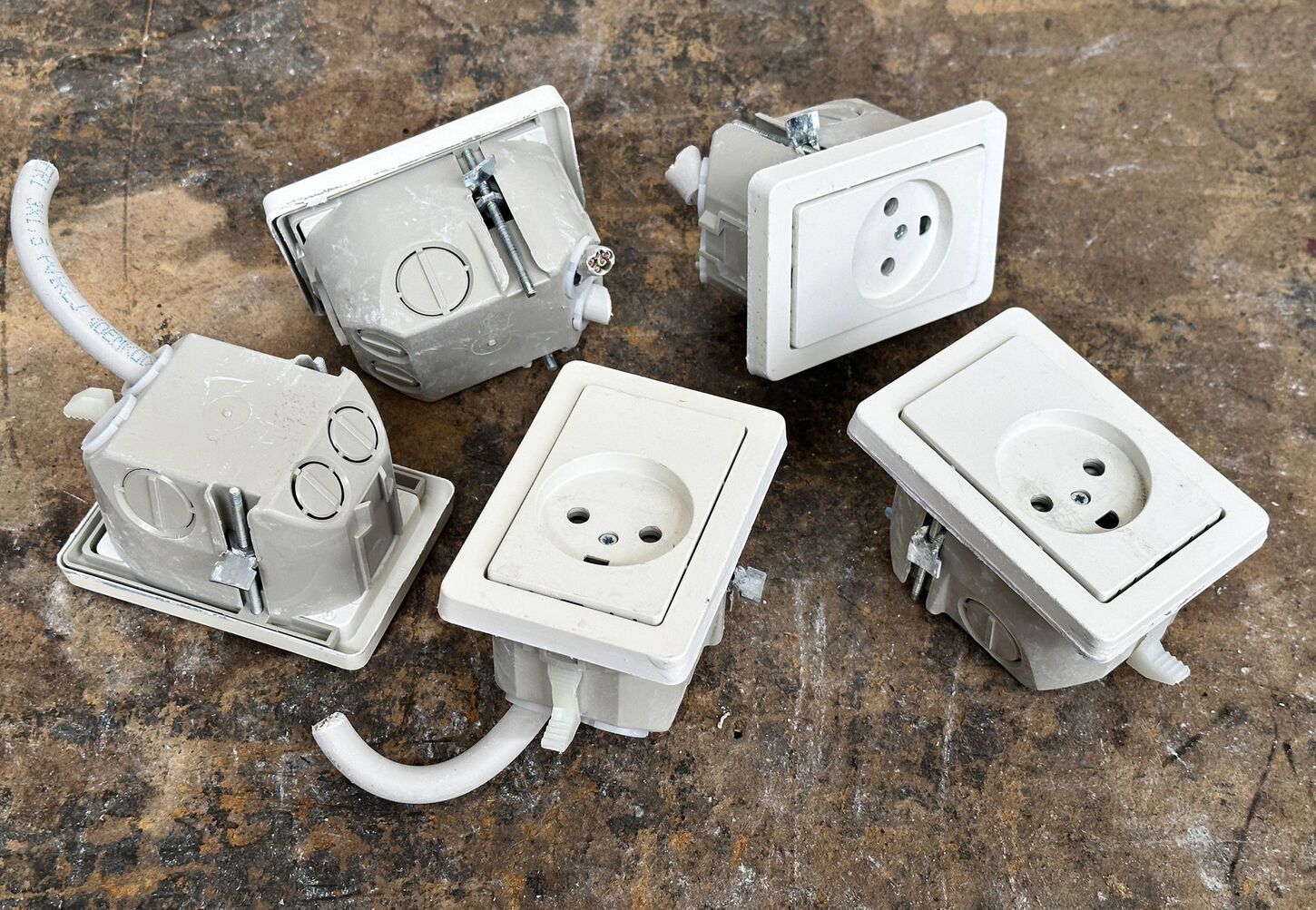 LK FUGA stikkontakt m/jord