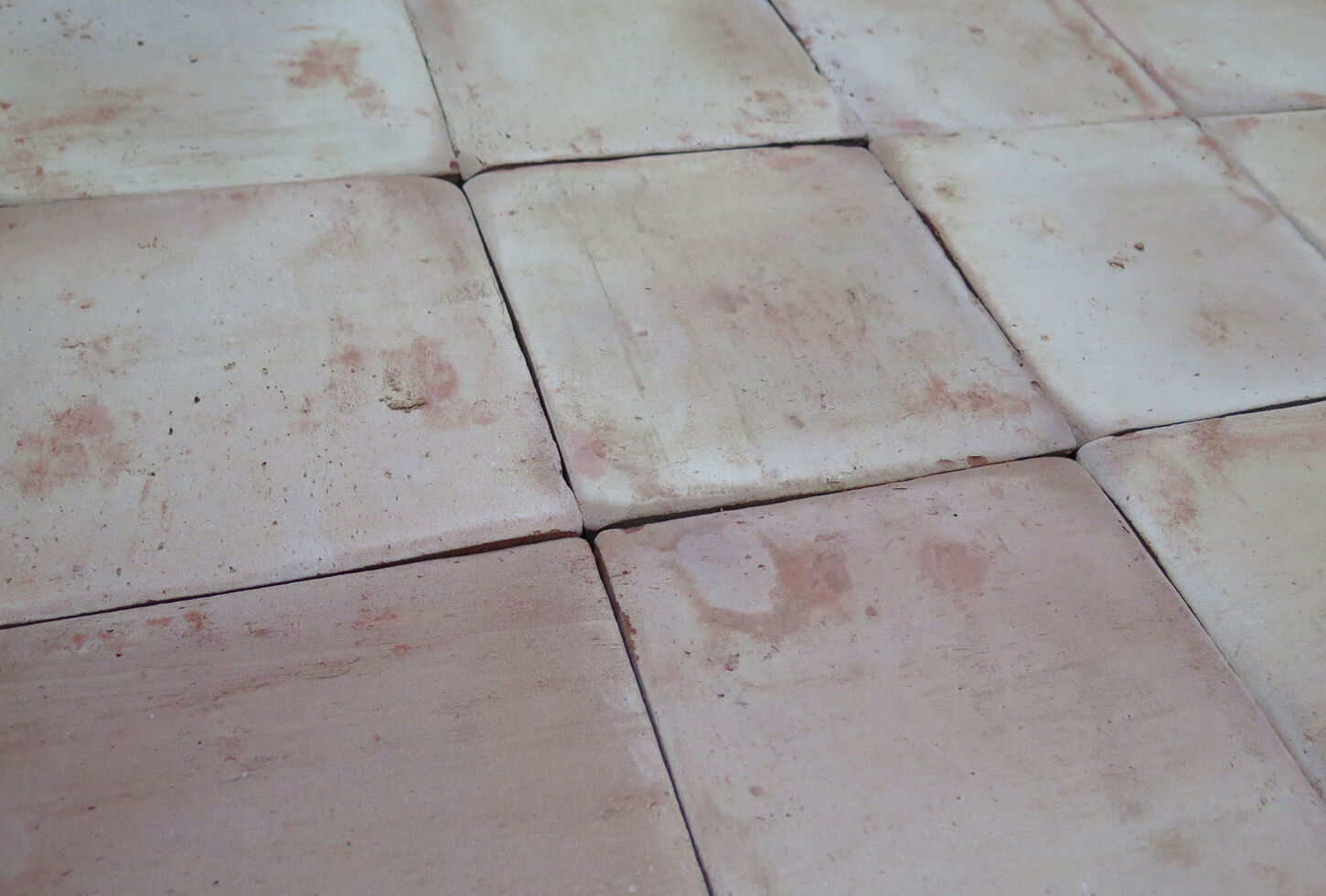 Kvadratiske terracotta gulvtegl i rød/gule nuancer Kvadratiske terracotta gulvtegl i rød/gule nuancer