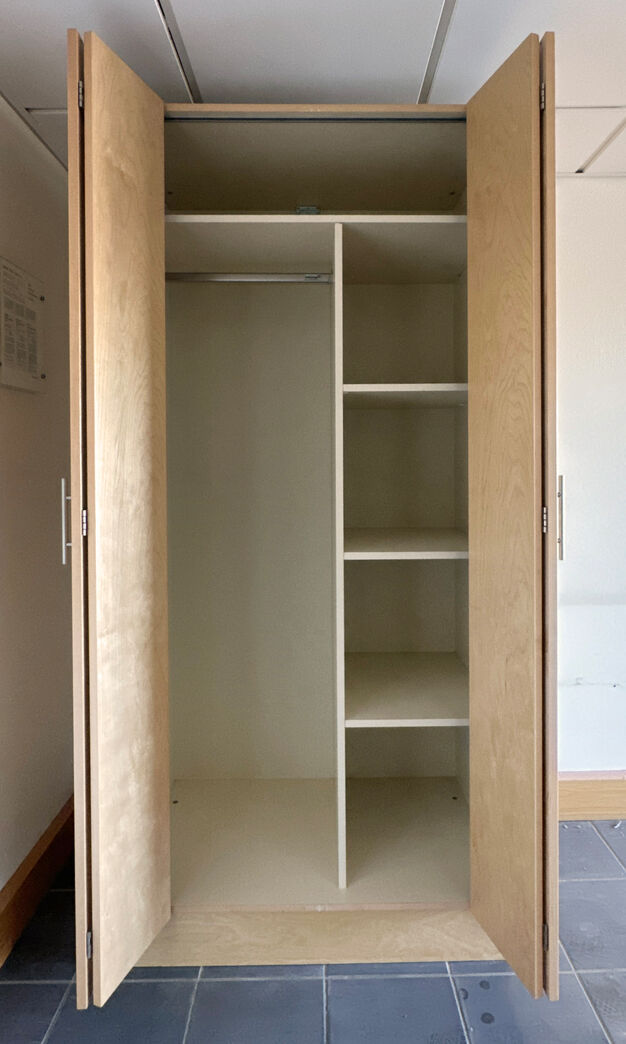 Garderobeskab med foldedøre 100 cm m. skævt hængsel.