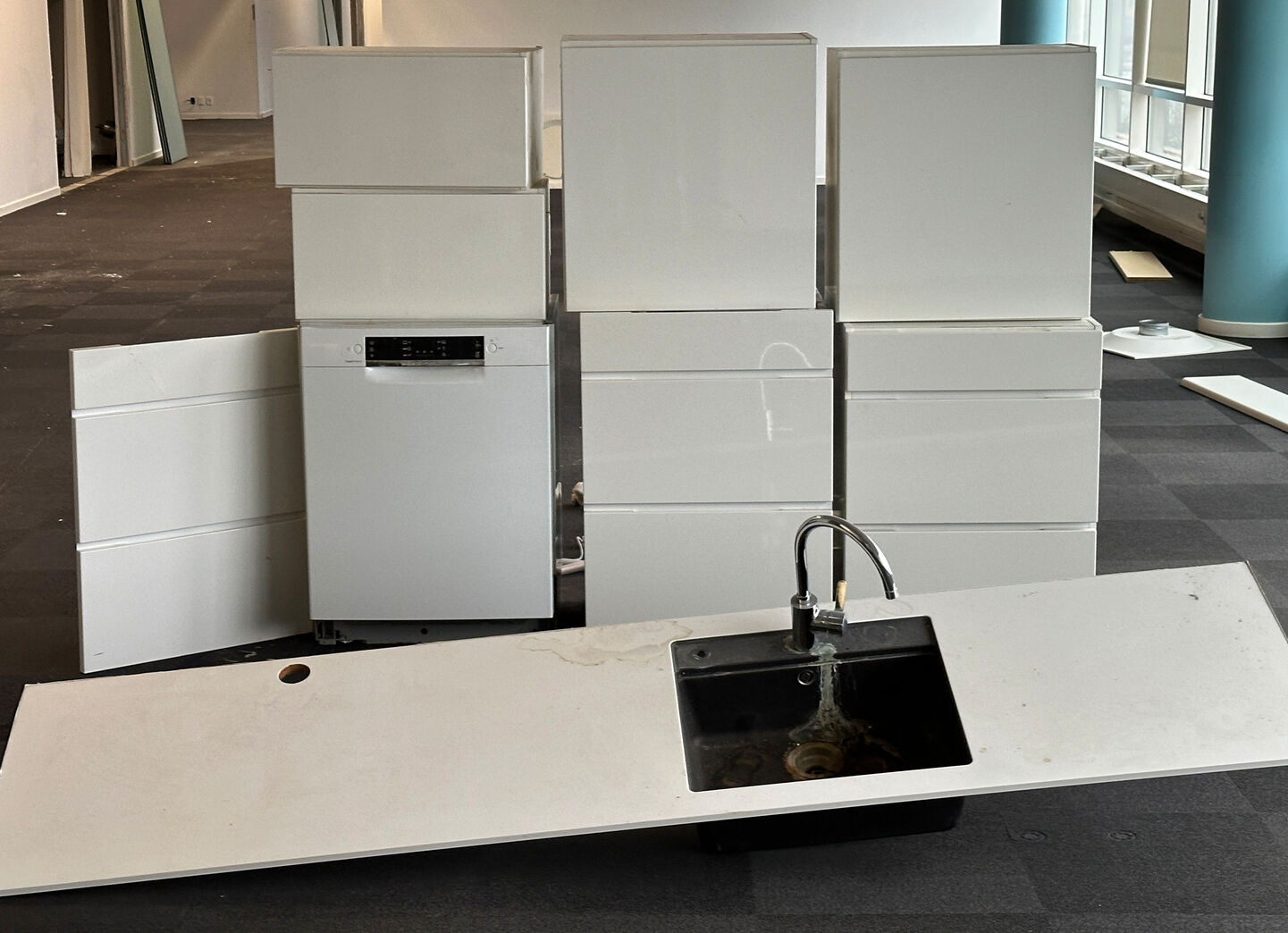 Tekøkken med  køleskab og opvasker