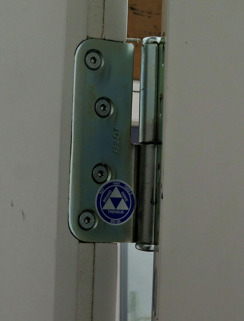 Trehøje branddør BD30 M10 med karm