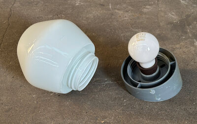 Væglampe med glaskuppel fra Vollsmose