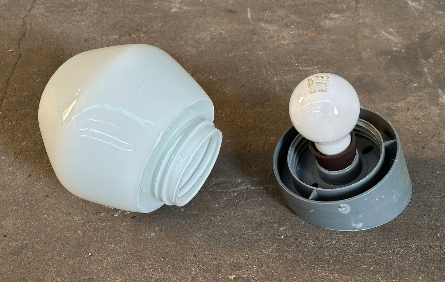 Væglampe med glaskuppel fra Vollsmose