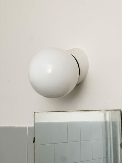 Væglampe med glaskuppel  fra Vollsmose