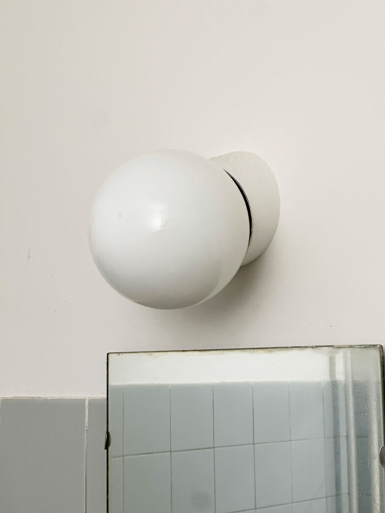 Væglampe med glaskuppel  fra Vollsmose