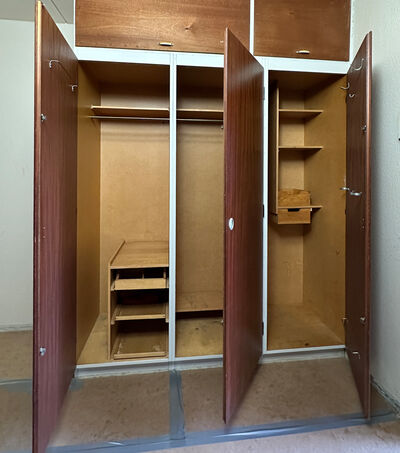 Garderobe/kosteskab med overfalset låge h.h