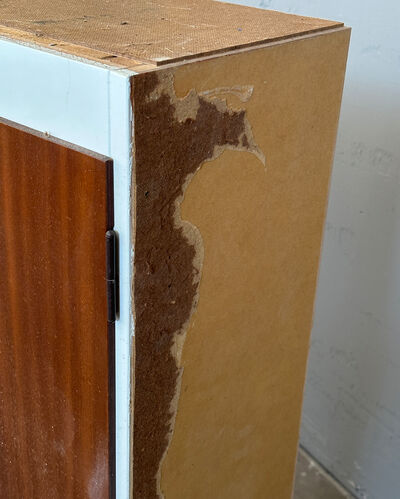 Overskab med overfalsede låger