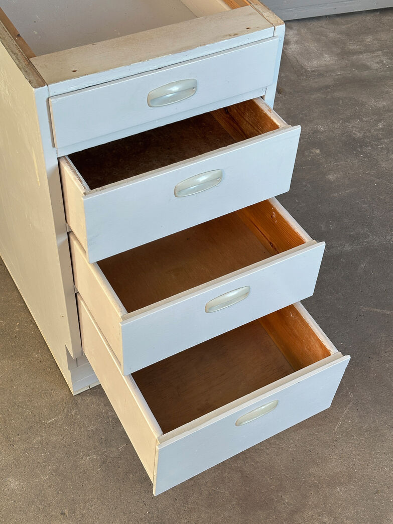 Malet skuffemodul med overfalset skuffer