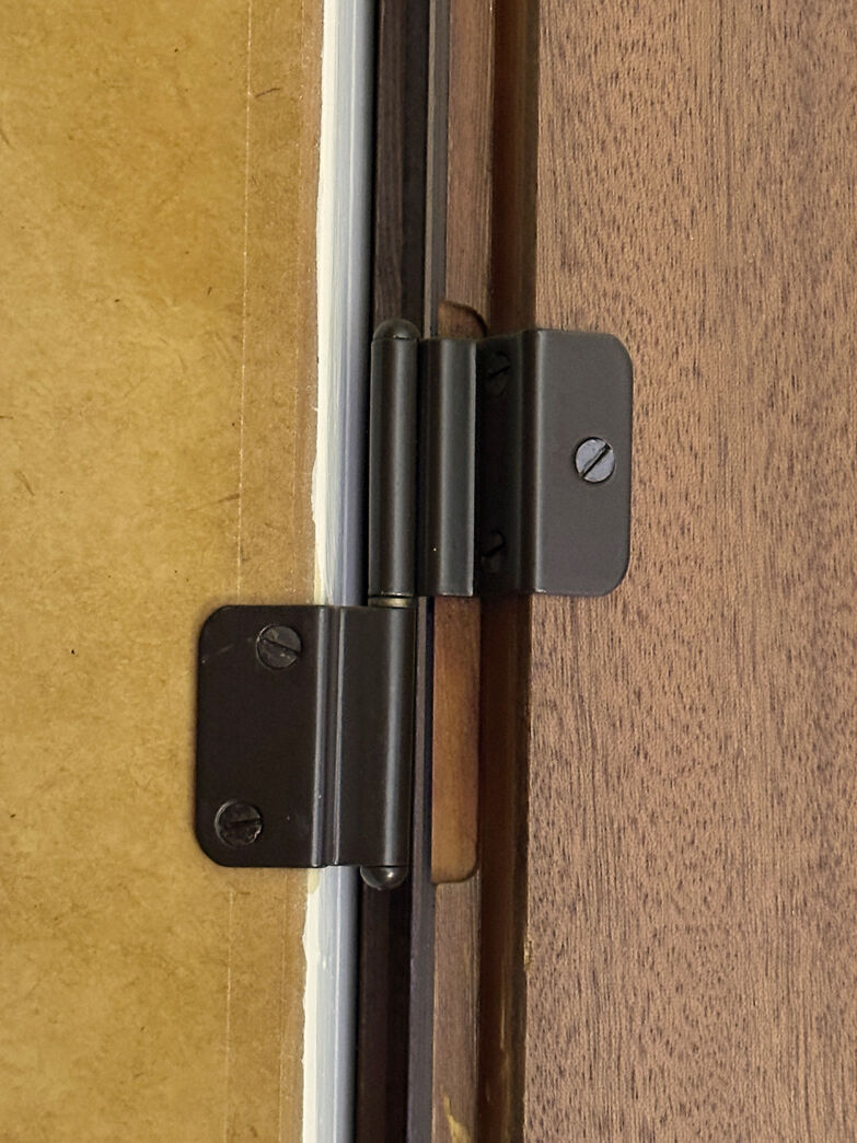 Garderobe/kosteskab med overfalset låge v.h.