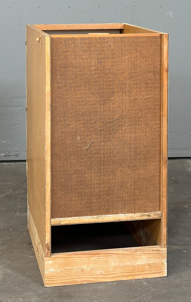 Malet grydeskab med overfalset låge v.h.