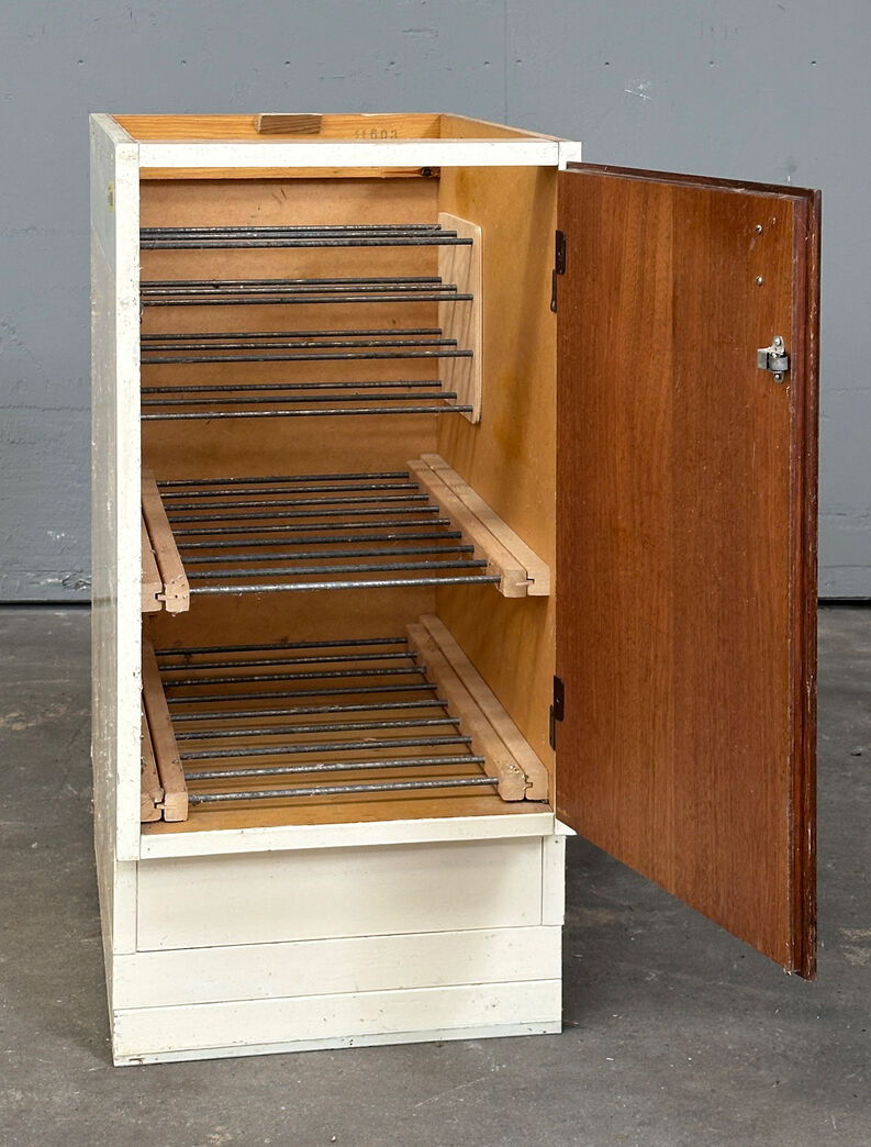 Grydeskab med overfalset låge h.h