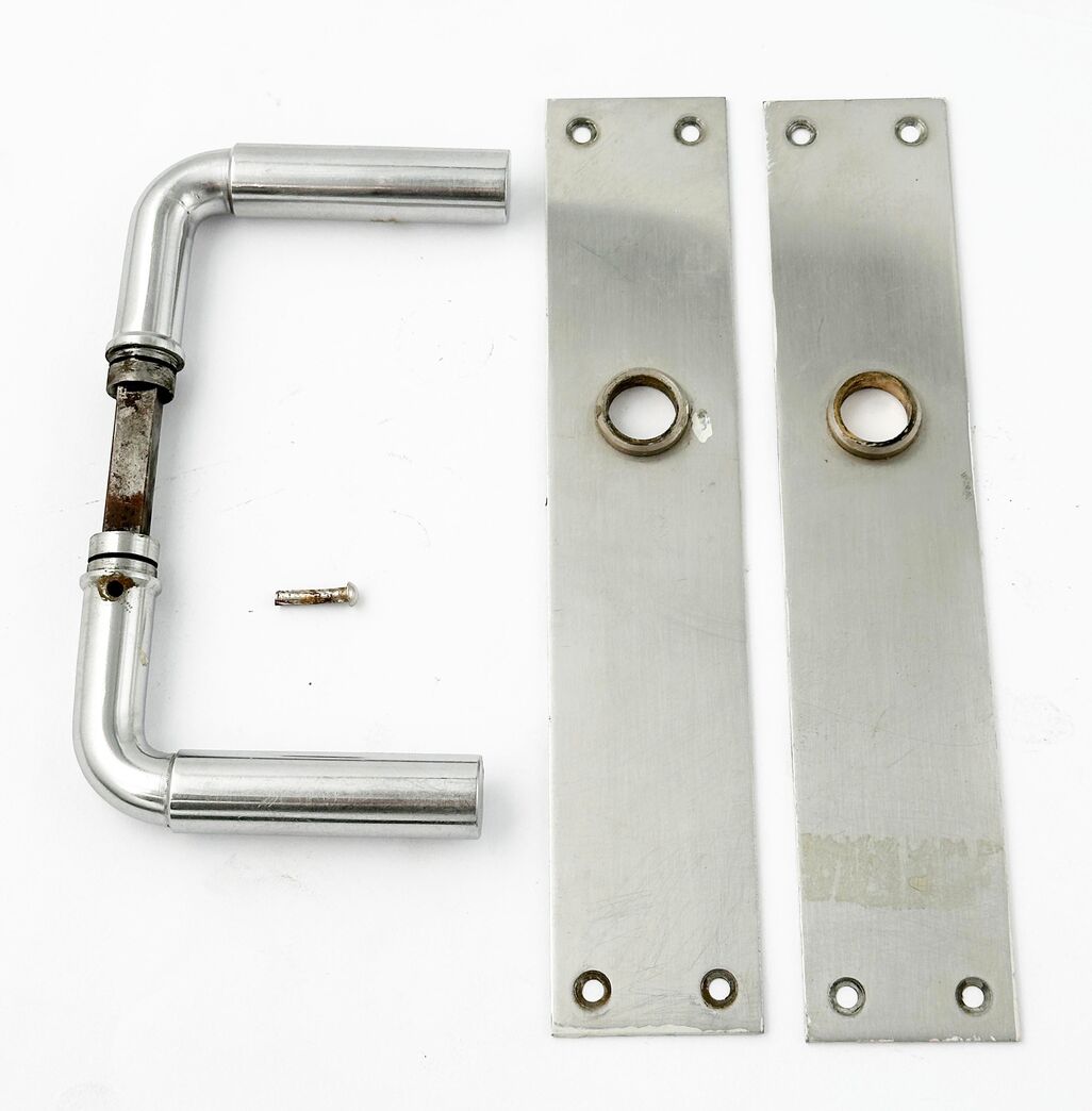 Kort stålgreb med langskilt.