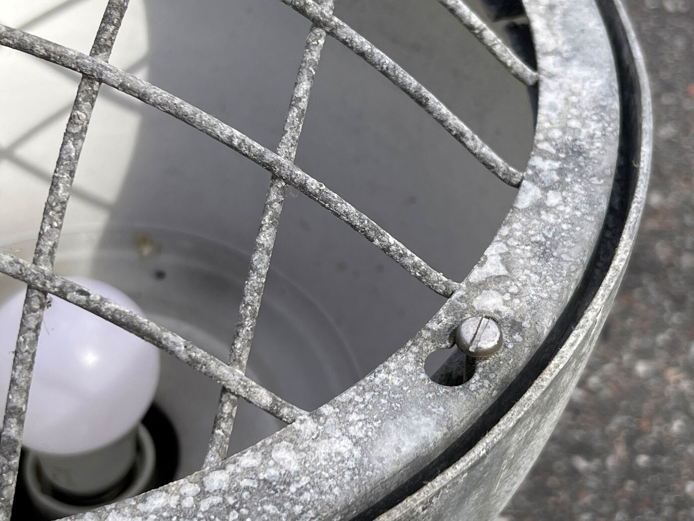 Facadelampe med gitter