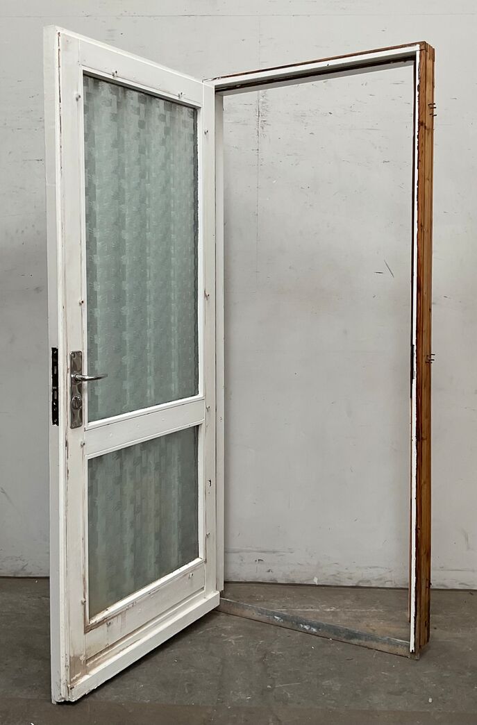 Yderdør med matteret glas.