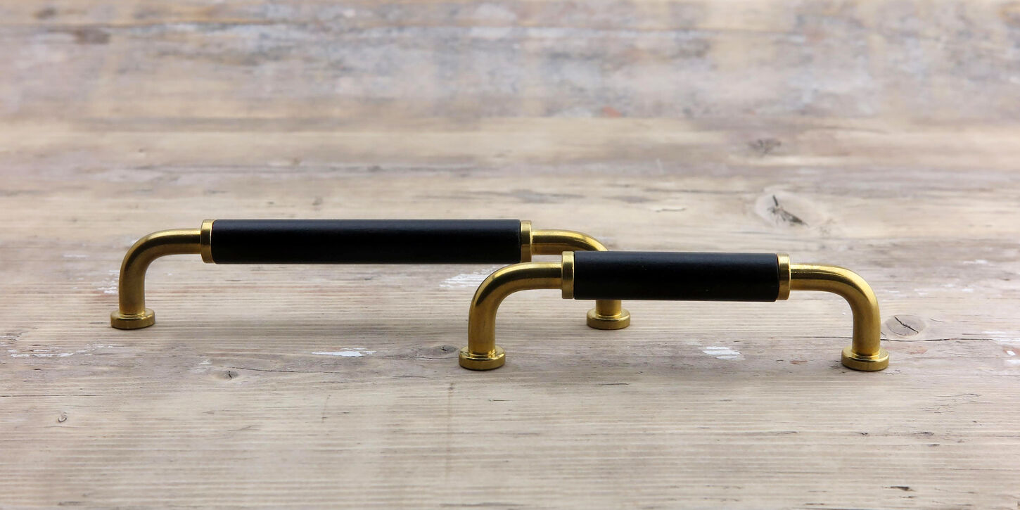 Bøjlegreb i messing med sort indsats 96 mm