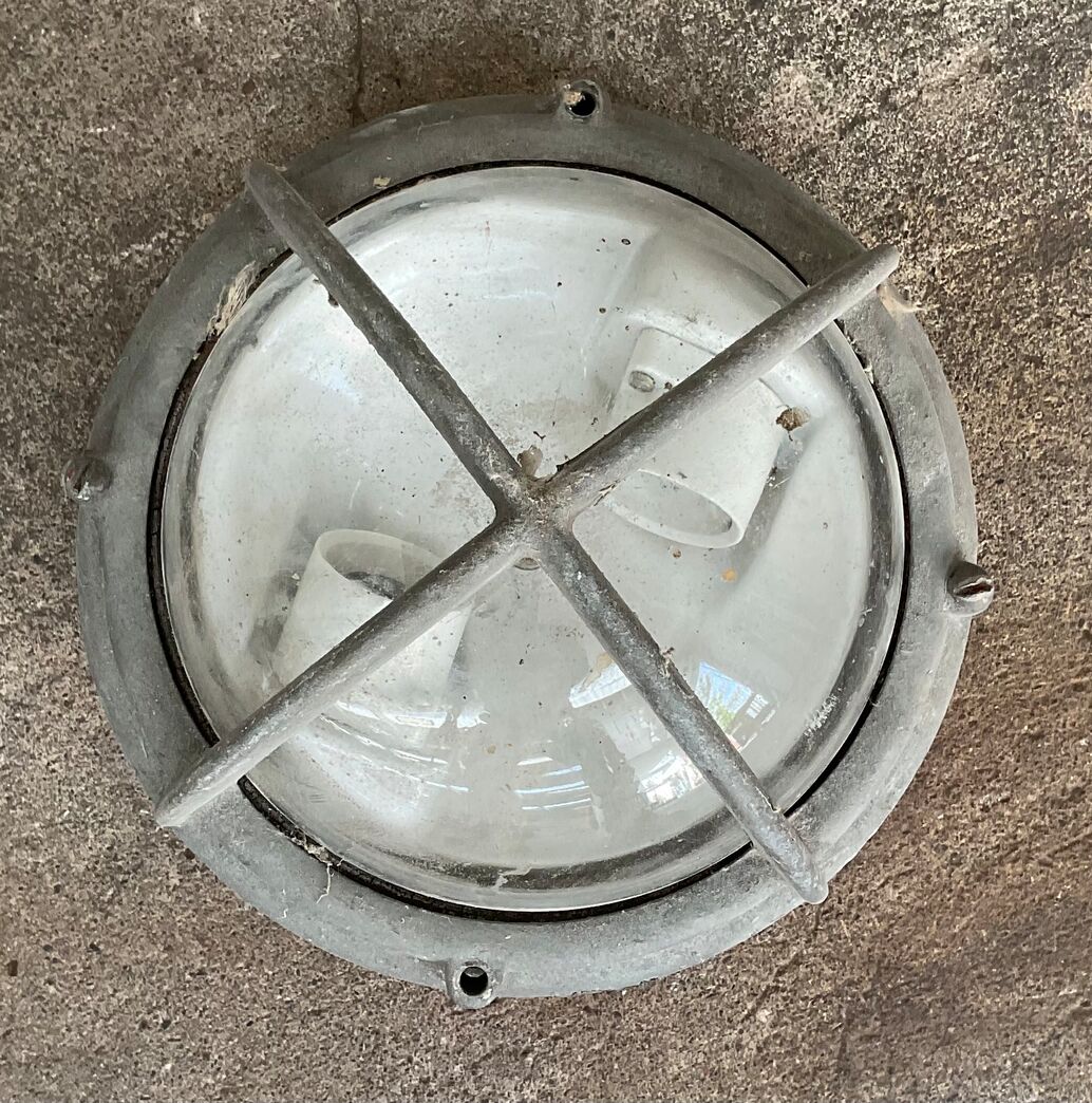 Gammel skotlampe med klart glas