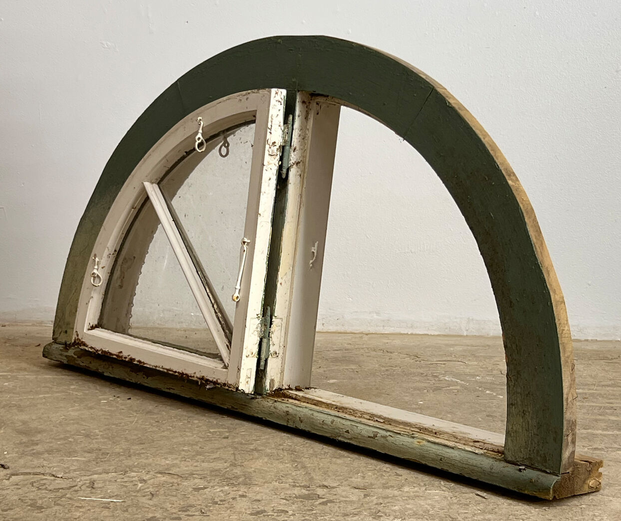 Halvrundt vindue med sprosser