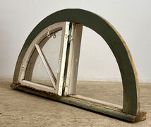 Halvrundt vindue med sprosser