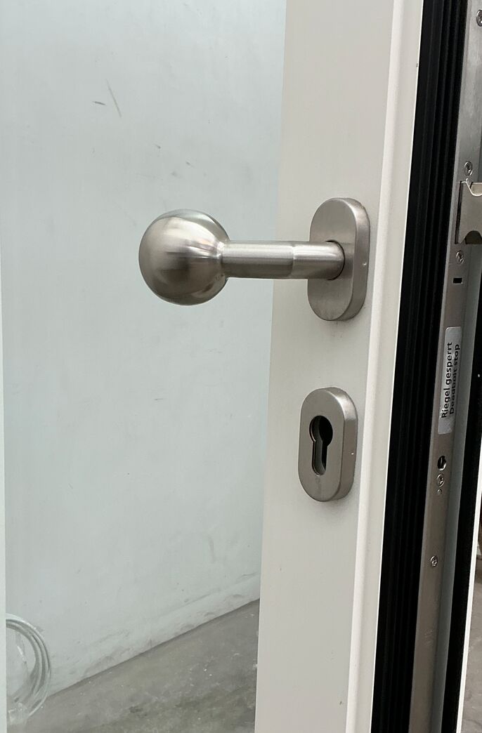 Yderdør med glas og elektrisk låsesystem