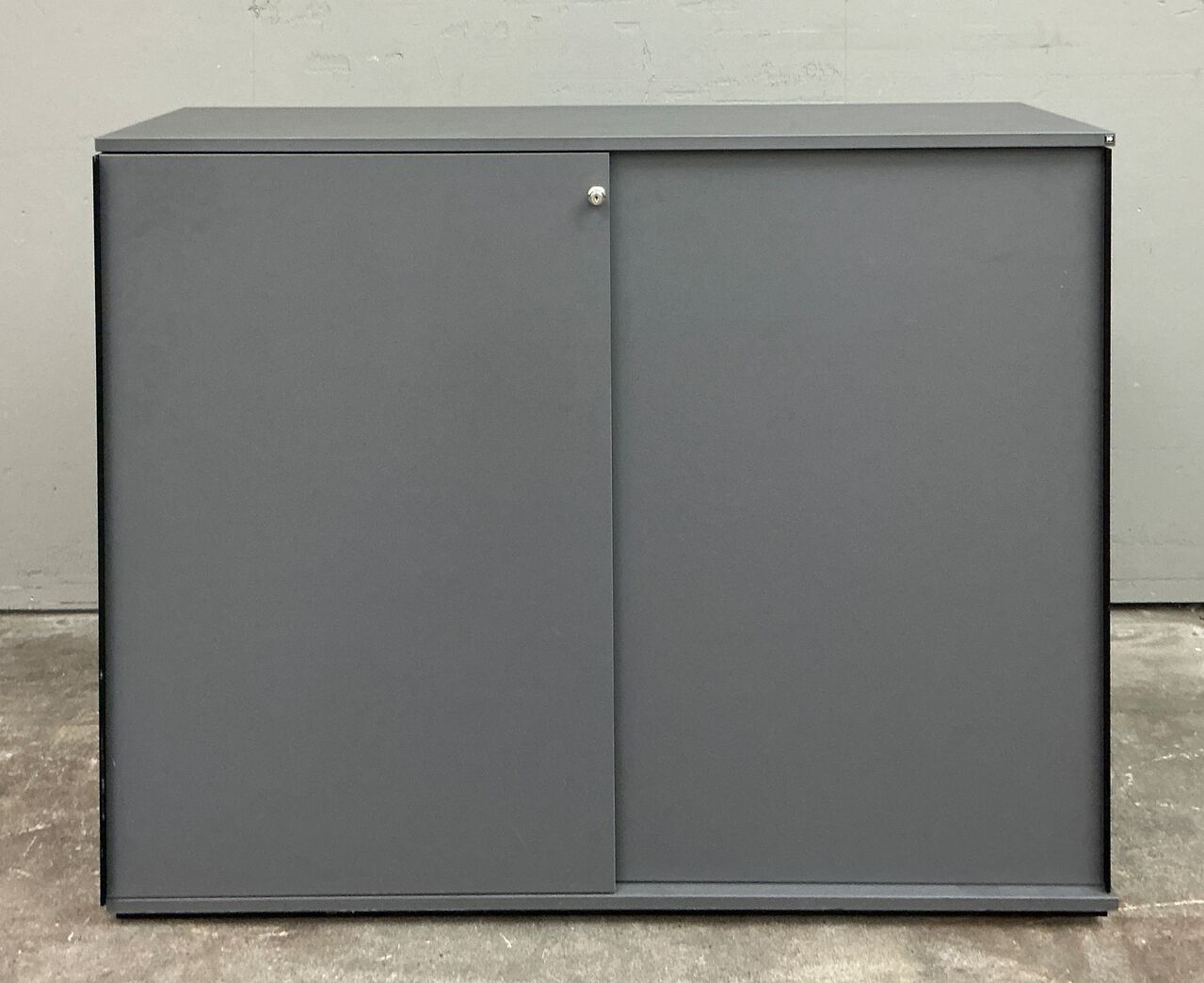 Reol med skydelåger fra Holmris 140 cm