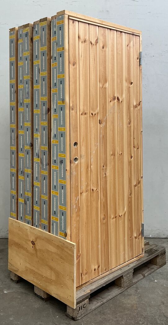 Udhusdør med karm, brugt på byggeplads