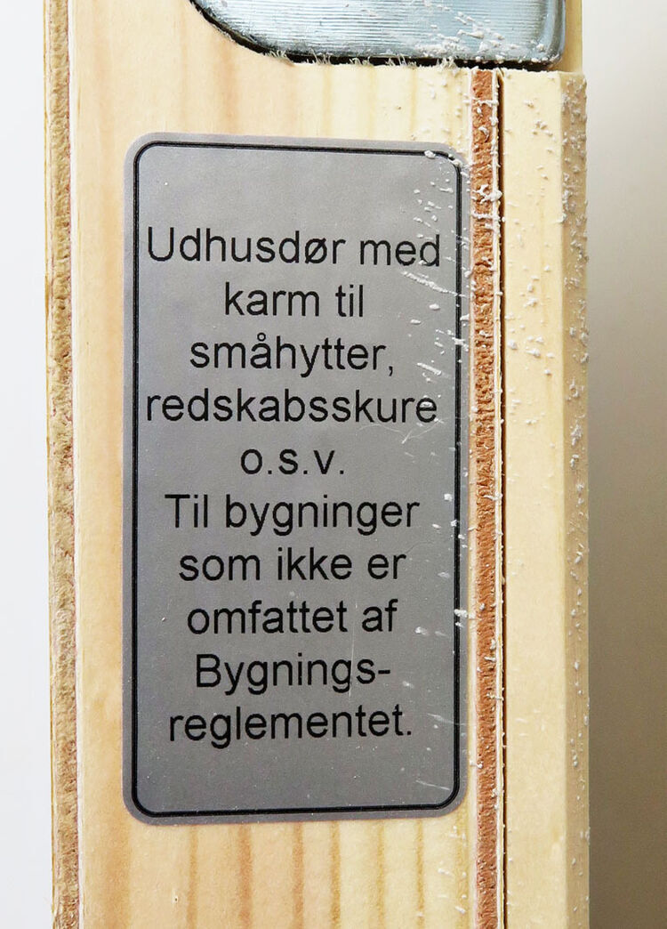 Udhusdør med karm, brugt på byggeplads