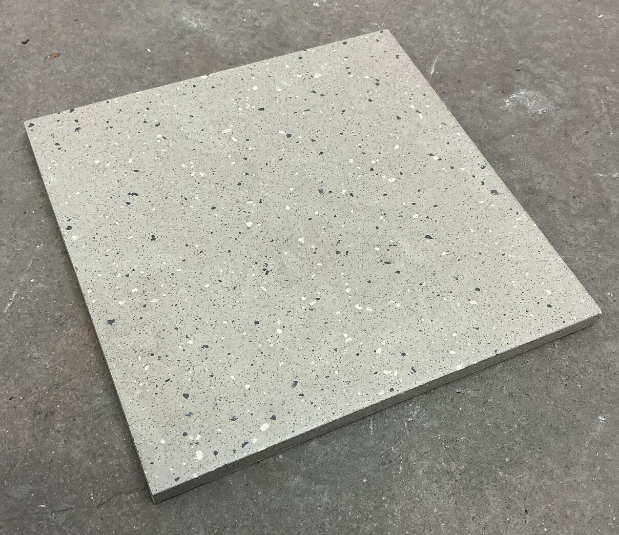 Lysegrå plettede fliser 30x30x13