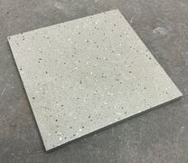 Lysegrå plettede fliser 30x30x13