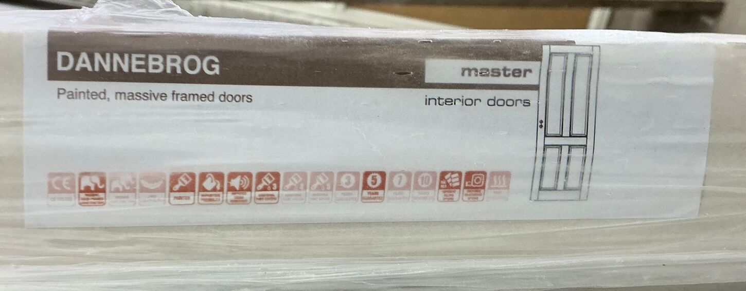 Massiv dannebrogsdør uden karm M7