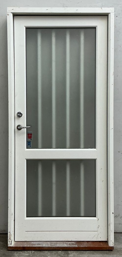 Hvid yderdør med matteret glas