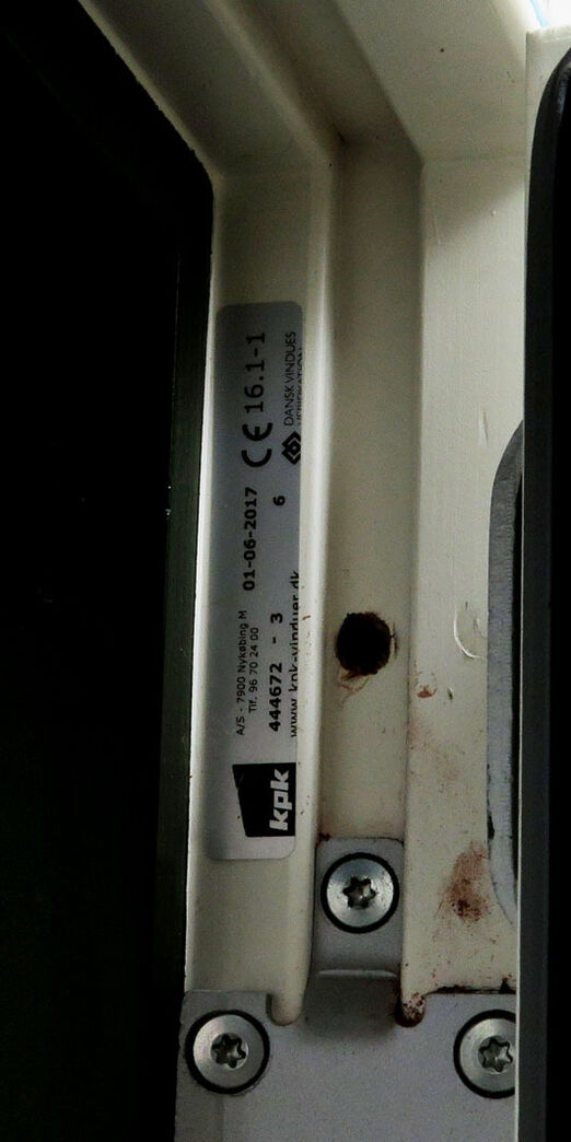 Grøn yderdør med karm