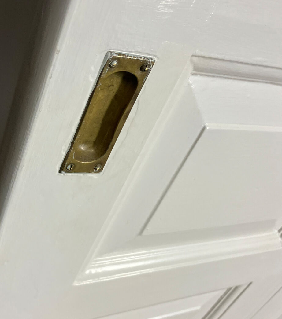 Bred skydedør med skinne