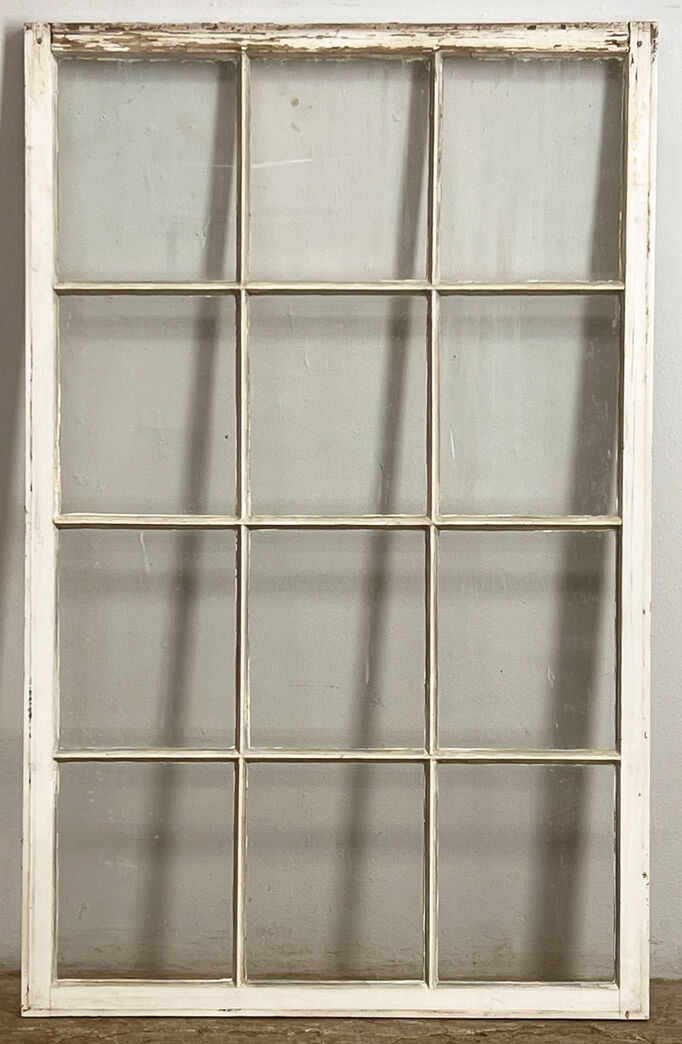 Stor vinduesramme med sprosser