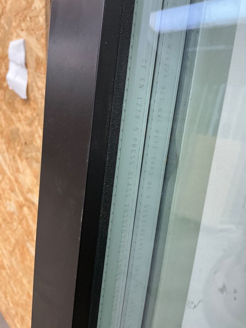 Sort energivindue m/lamineret glas