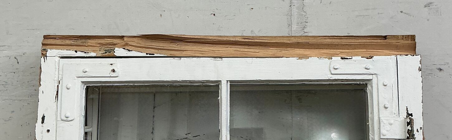 Højt sprossevindue m/forsatsvindue og skade